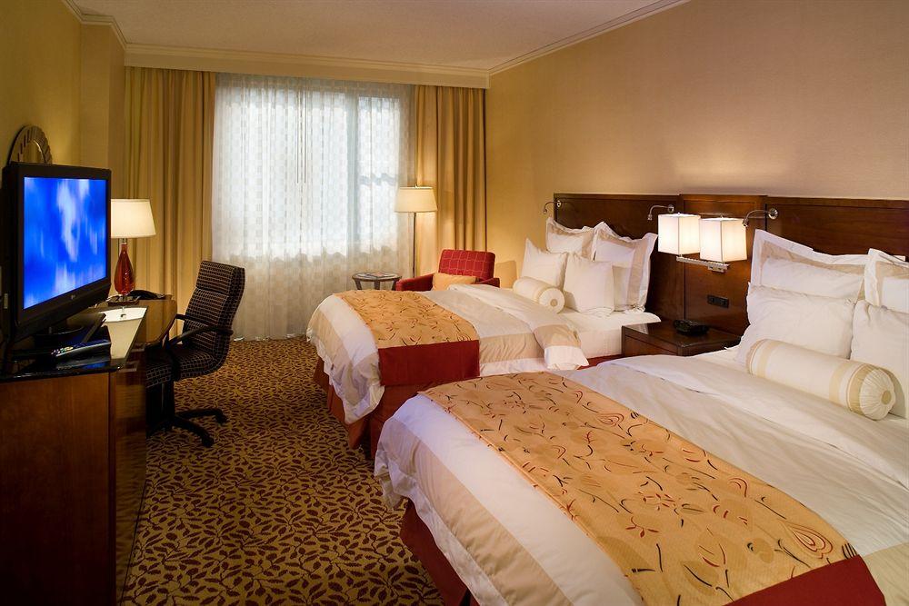 Отель Courtyard By Marriott Chicago At Medical District-Uic Экстерьер фото
