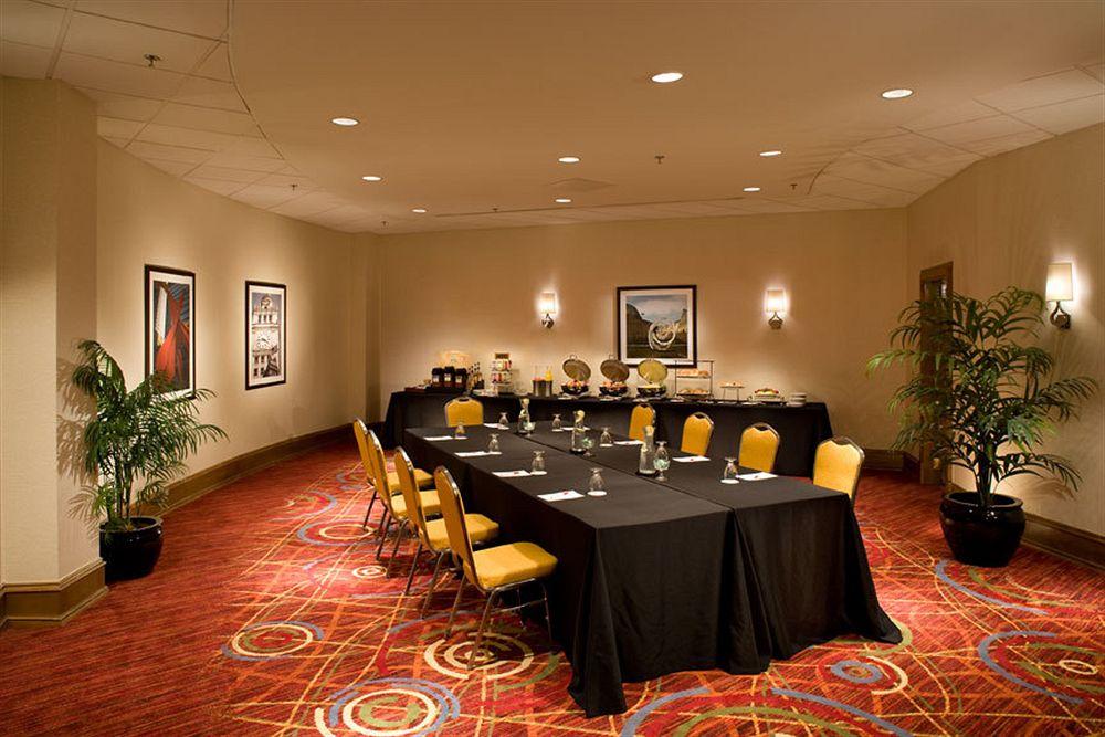 Отель Courtyard By Marriott Chicago At Medical District-Uic Экстерьер фото