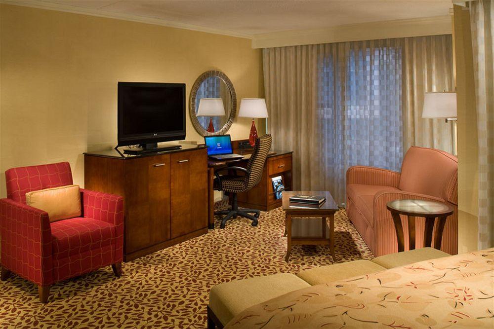 Отель Courtyard By Marriott Chicago At Medical District-Uic Экстерьер фото