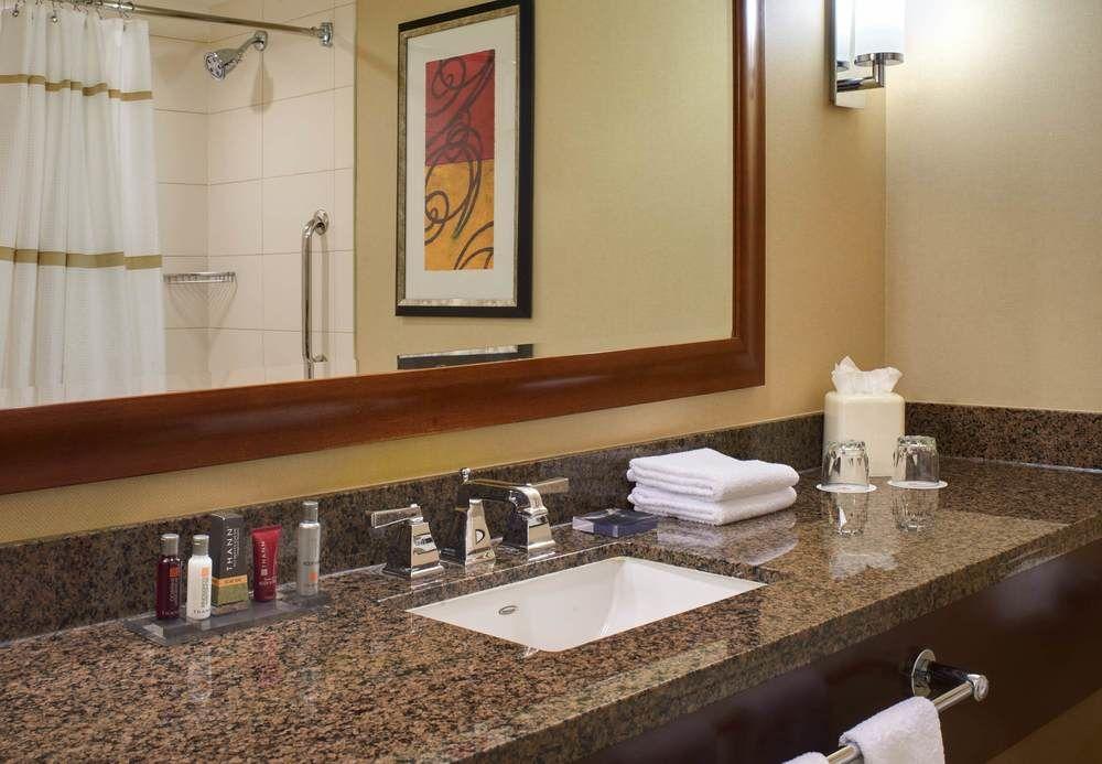 Отель Courtyard By Marriott Chicago At Medical District-Uic Экстерьер фото