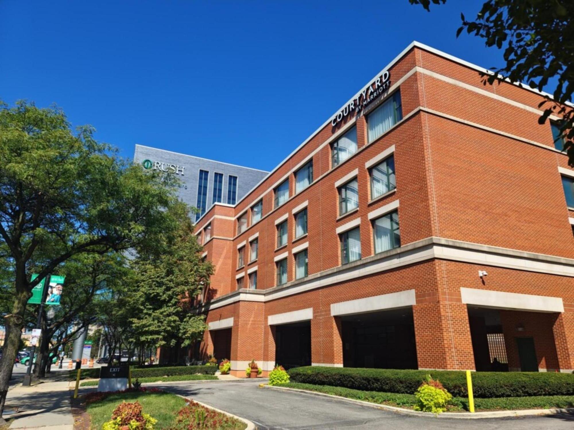Отель Courtyard By Marriott Chicago At Medical District-Uic Экстерьер фото