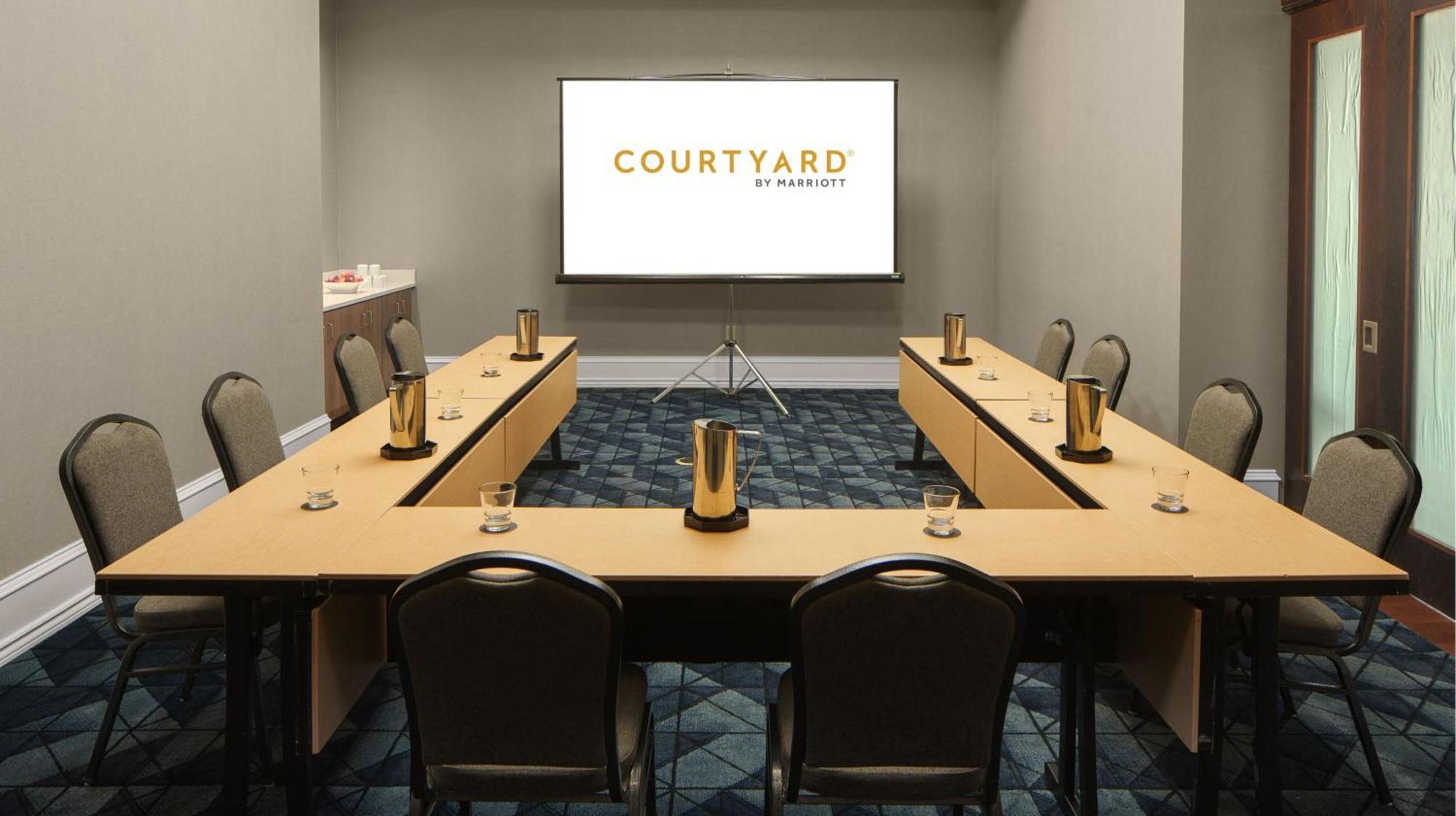 Отель Courtyard By Marriott Chicago At Medical District-Uic Экстерьер фото