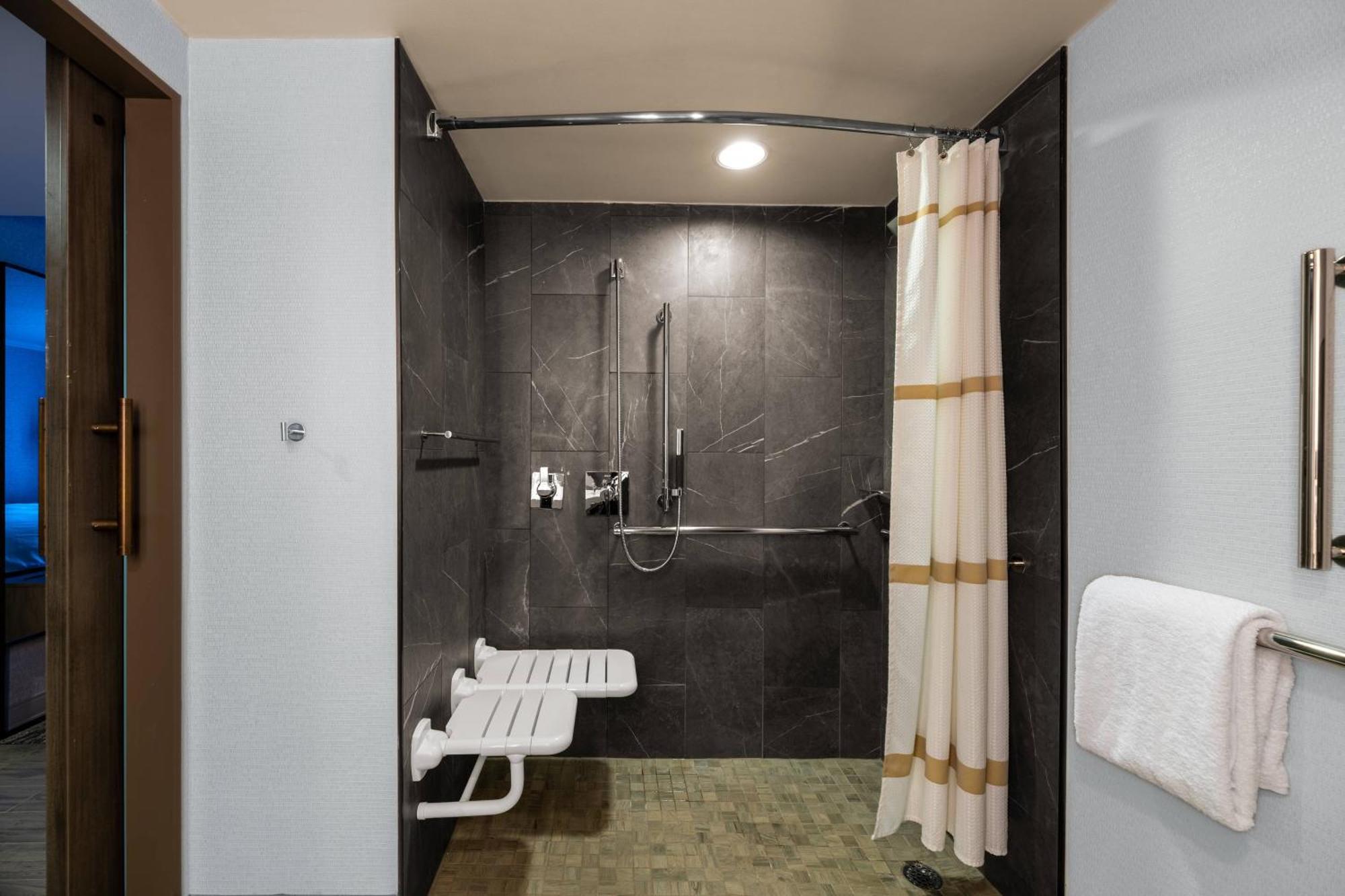 Отель Courtyard By Marriott Chicago At Medical District-Uic Экстерьер фото