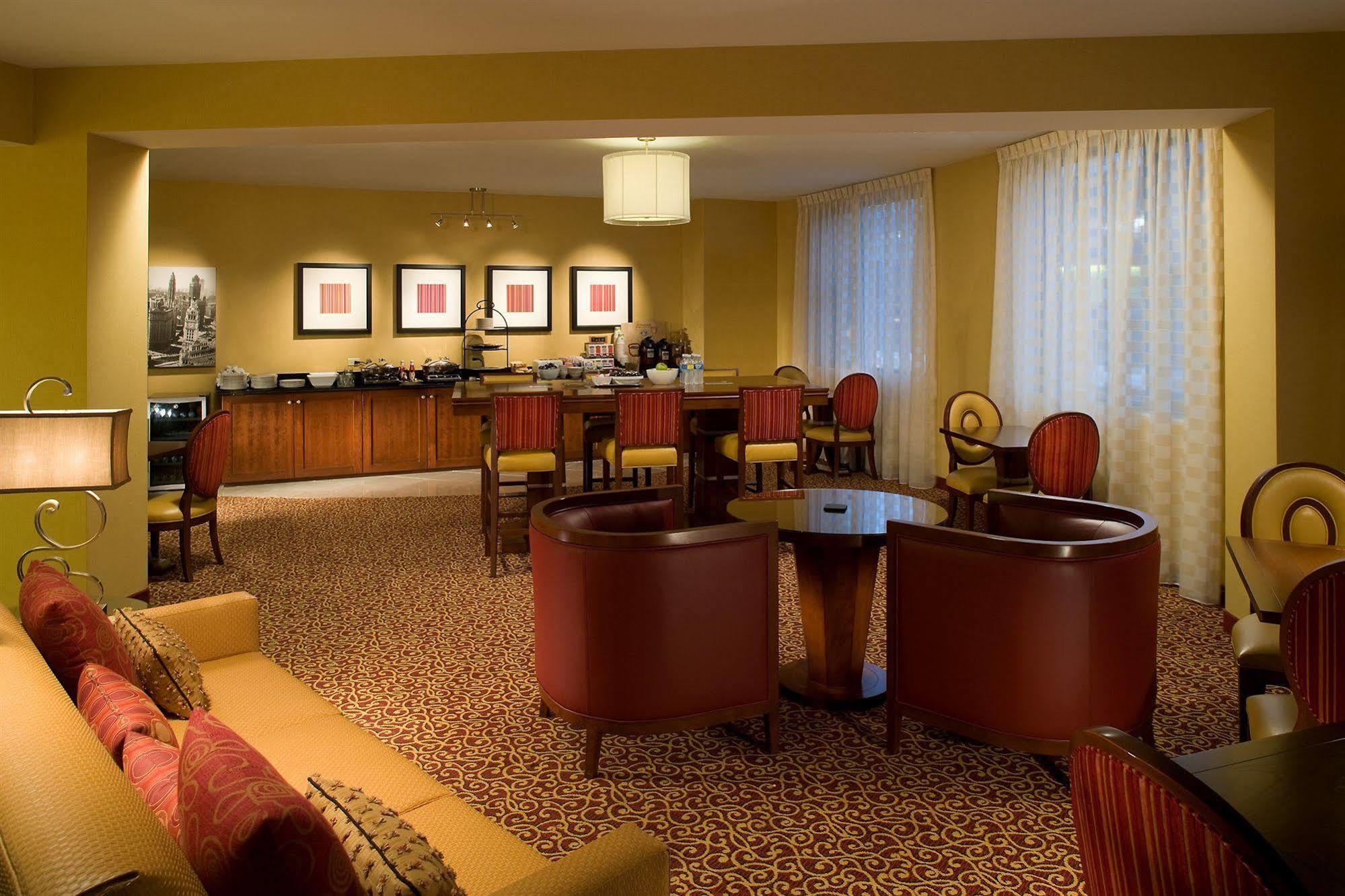 Отель Courtyard By Marriott Chicago At Medical District-Uic Экстерьер фото